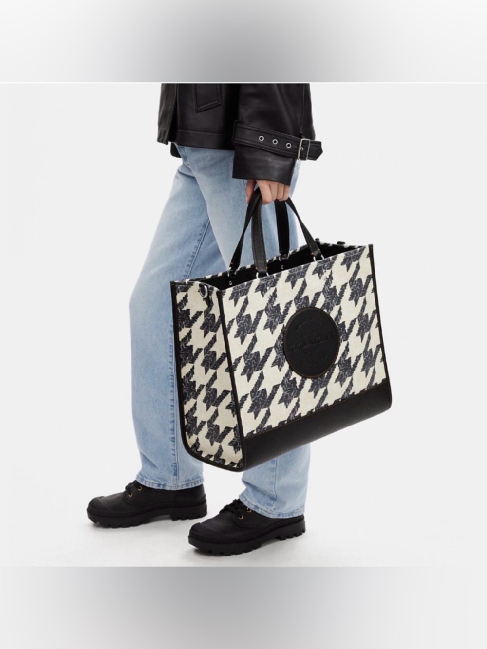 Coach CJ624 Dempsey Tote 40 With Houndstooth Print And Patch in Cream/Black - Picture 4 of 16